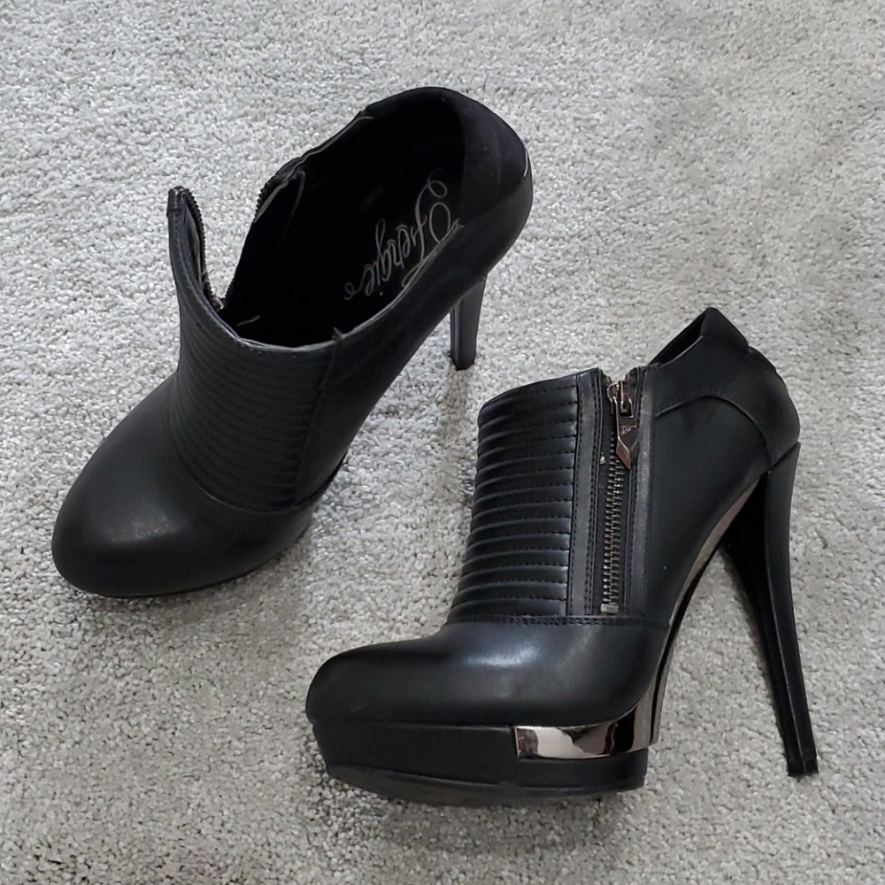 Fergie black pumps